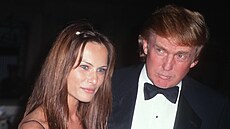 Donald Trump a Melania Trumpová na fotografii z roku 1998. 