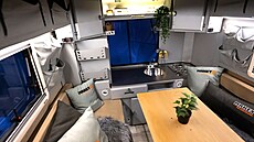 V glampingu V lomu jsou hosté ubytovaní v off-road p�ív�sech Crawler. V zadní...