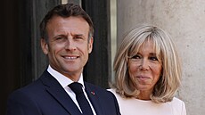 Francouzský prezident Emmanuel Macron a jeho manelka Brigitte Macronová ekají...