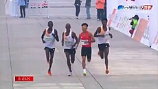 Pekingský plmaraton ovládl v kontroverzním finii místní bec
