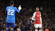 Brazilský obránce Gabriel a branká� David Raya z Arsenalu si vy�íkávají jednu...