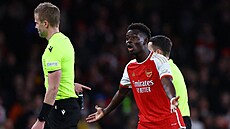 Bukayo Saka z Arsenalu nechápe, pro� po jeho souboji s Manuelem Neuerem nepískl...