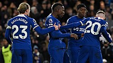 Fotbalisté Chelsea se pi utkání s Evertonem dohadují o to, kdo zahraje...