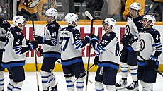 Hokejisté Winnipegu se radují z vítzství nad Nashvillem.