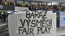 Transparent fanouk Vsetína bhem druhého zápasu baráe.