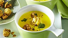 Pastin�kov� pol�vka s o��kov�mi knedl��ky