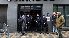 Policisté stojí v Bruselu ped budovou, ve které se koná konferenci...