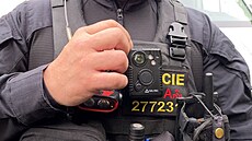 Výkonné osobní minikamery te nosí policisté na východ ech. (19. 4. 2024)