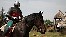 Jindich Figura na koni jako rytí z poloviny 14. století v rámci rekonstrukce...