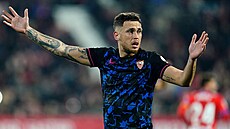 Argentinský fotbalista Lucas Ocampos ze Sevilly elil v zápase na stadionu Raya...