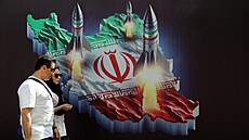 Centrum Teheránu zdobí billboardy oslavující íránské vzduné síly. (19. dubna...