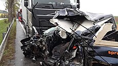 Pi nehod u Zvonjova se eln srazil pick-up s kamionem. idi osobního vozu...
