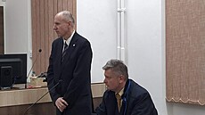 Bývalý editel policejní pyrotechnické sluby Michal Dlouhý (vlevo) se u soudu...