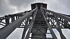 Zájemci m�li mo�nost vystoupit na vrchol t�ní v�e a podívat se na Ostravu.