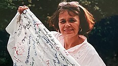 Tamara Martinková se svým ubrusem podpis�. Sbírá je u� od roku 1967. (10. dubna...
