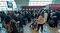 Cestující �ekají na své lety na mezinárodním leti�ti v Dubaji. (17. dubna 2024)