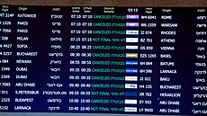 Cestující na letiti v Tel Avivu poté, co Írán zaútoil na Izrael. Ten...