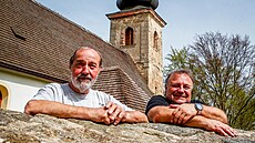 lenové spolku Václav Vako (vlevo) a Robert Opelka peují o kostel v Klení u...