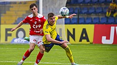 Jakub �ernín ze Zlína (vpravo) se sna�í dostat se k mí�i.