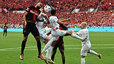 Jonathan Tah z Bayeru Leverkusen (vlevo) v hlavikovém souboji s Nickem...