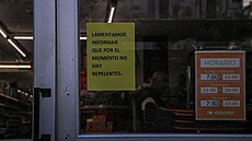Obchody v Argentin mají na dveích cedule se vzkazem, e repelenty nejsou...