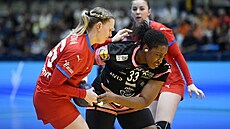 �eská házenká�ka Charlotte Cholevová (vlevo) v souboji s Kabou Gassamaovou...