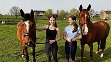 Barbora Vil�ková (vlevo) a Nika Nýdlová zasv�tily volný �as pé�i o kon�. Jejich...