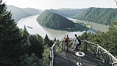 Dunaj se vine údolím psobivých skalních masiv a z výky rozhodn nevypadá...