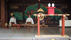 Ve svatyni jsme se stali svdky starobylého rituálu kagura. Knka vpravo hrála...