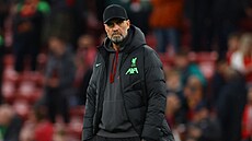 Zamylený trenér Liverpoolu Jürgen Klopp bhem utkání s Atalantou.