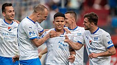 Radost fotbalist� Baníku z gólu do sít� Karviné. Postaral se o n�j Ewerton...