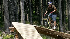 Michal Maro�i zkou�í sjezdovou tra� ve �pindlerov� Mlýnu.