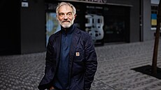 Ivan Trojan p�ed Dejvickým divadlem (18. dubna 2024)