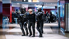 Cvi�ení po�ádkových jednotek Policie �R p�ed mistrovstvím sv�ta v hokeji (18....