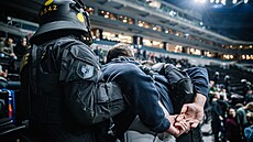 Cvi�ení po�ádkových jednotek Policie �R p�ed mistrovstvím sv�ta v hokeji (18....