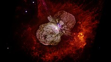 Hvzda éta Carinae schovaná v mlhovin