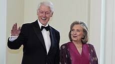 Bývalý americký prezident Bill Clinton a jeho man�elka Hillary Clintonová...
