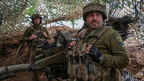 Ukrajintí dlostelci s houfnicí L119 na front v Doncké oblasti (21. dubna...