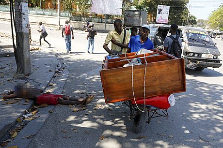 Bný obrázek. V haitské metropoli lidé za denního svtla pekraují tla...