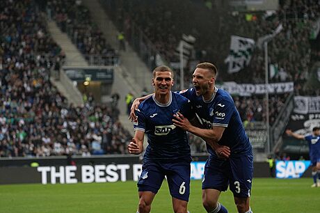 Grischa Promel (vlevo) a Pavel Kadeábek (vpravo) z Hoffenheimu slaví gól do...
