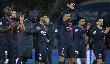 Fotbalisté Paris St. Germain v ele s Kyllianem Mbappém se radují z vítzství...