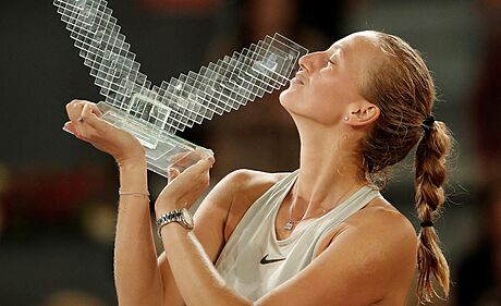 Petra Kvitová v roce 2018 s trofejí pro vítzku turnaje v Madridu
