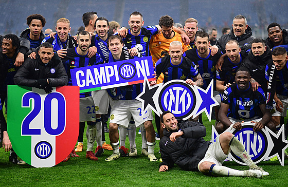 Fotbalisté Interu Milán si uívají zisk dvacátého titulu v italské lize.