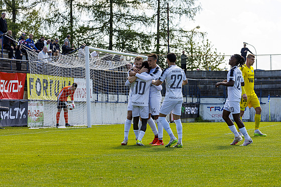 Fotbalisté Vykova slaví gól proti Varnsdorfu.