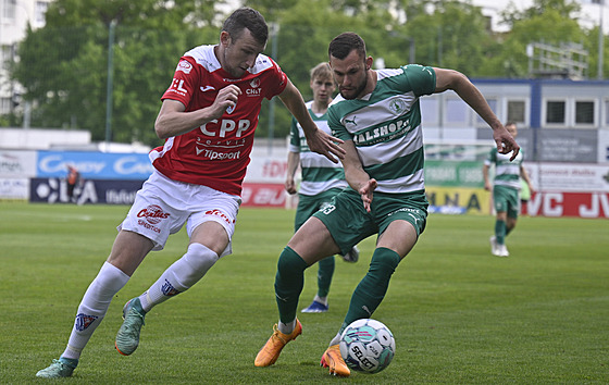 Pardubický obránce Marek Icha (vlevo) brání Erika Prekopa z Bohemians.