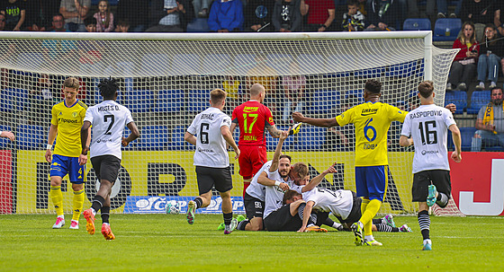 Karvintí fotbalisté se radují z gólu Martina Regáliho v utkání proti Zlínu.