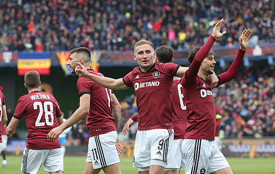 Spar�an�tí fotbalisté se radují z gólu Jana Kuchty (�elem).