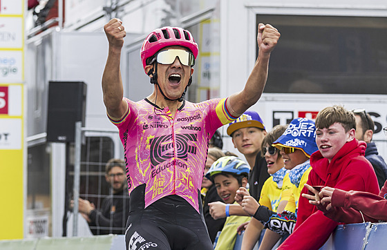 Ekvádorský cyklista Richard Carapaz vítzí ve 4. etap Kolem Romandie.