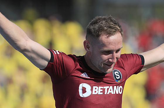 Spar�anský úto�ník Jan Kuchta se raduje ze svého gólu.