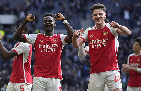 Fotbalisté Arsenalu se radují z výhry v derby nad Tottenhamem.